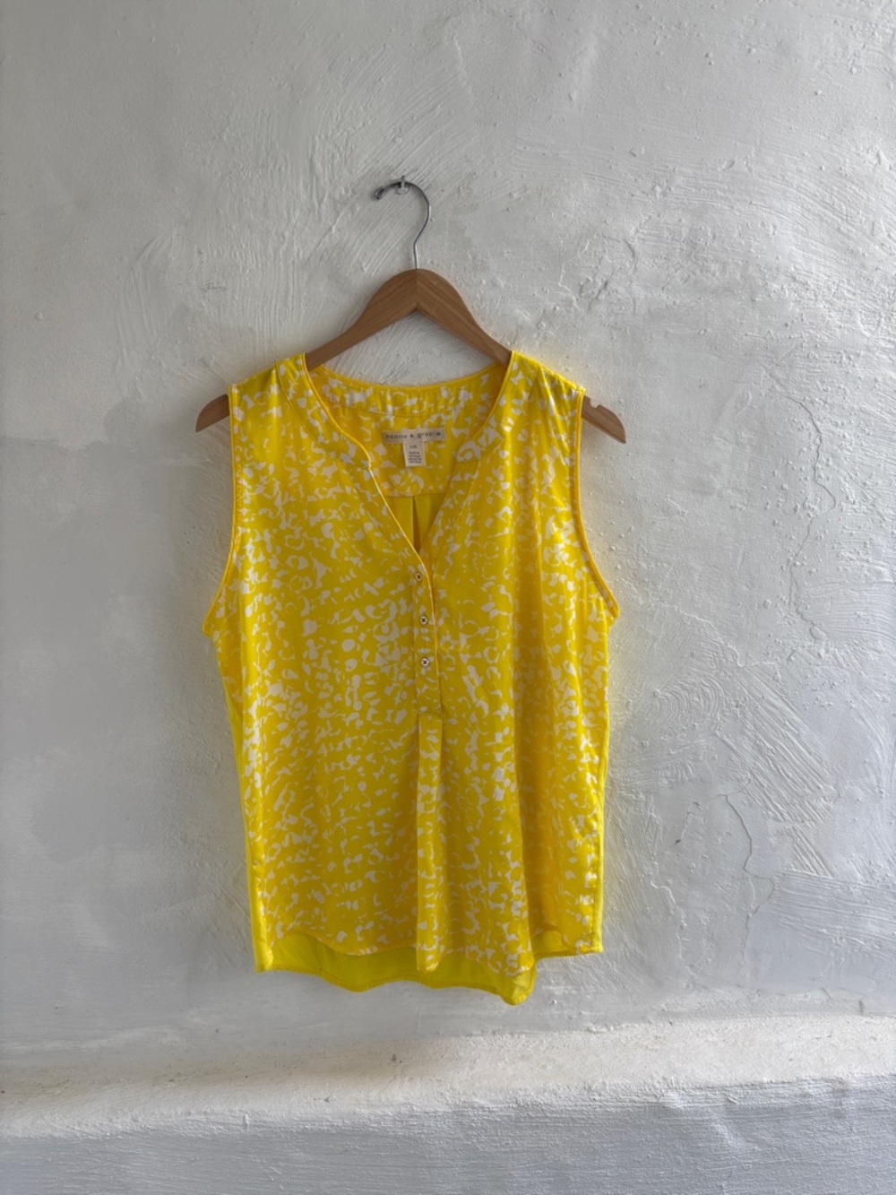 Hanna & Gracie yellow patterned button down sleeveless blouse